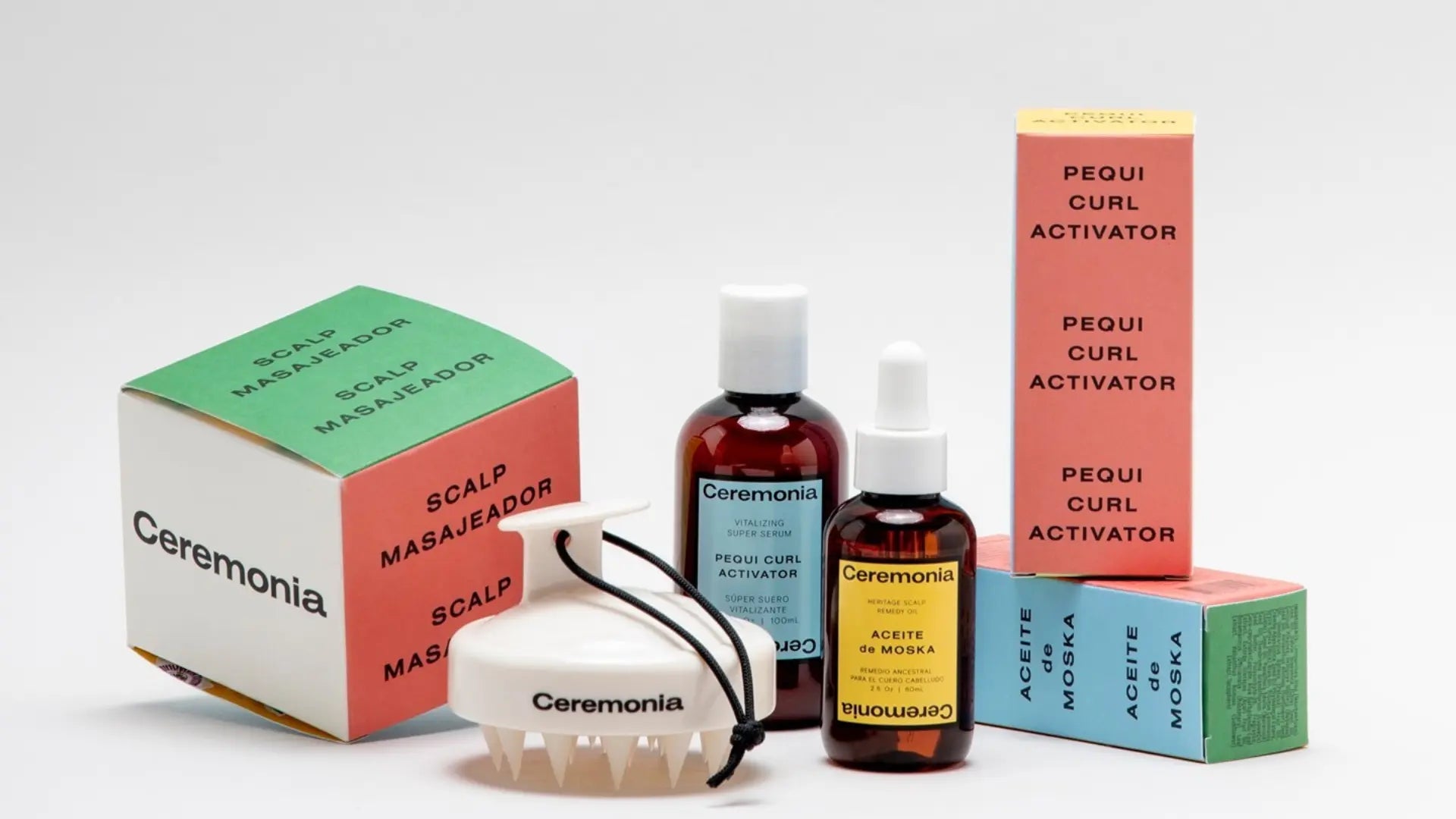 Scalp oil for dandruff shown with Ceremonia Aceite de Moska and scalp massager for a nourishing hair care routine.